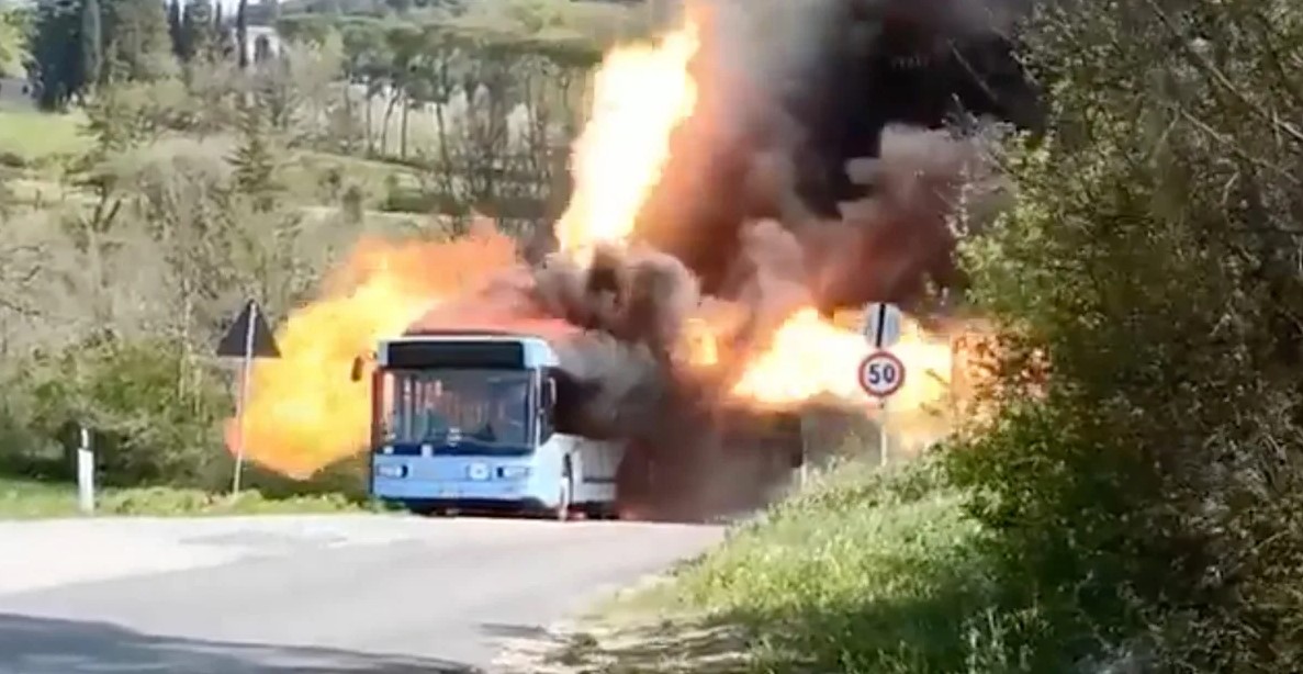 اتوبوس گازسوز در ایتالیا منفجر شد، انفجار به سبک فیلم‌های هالیوودی + فیلم